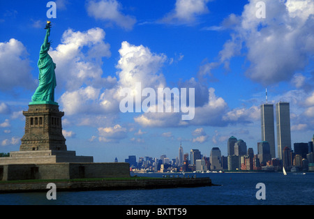 Freiheitsstatue mit den Zwillingstürmen des World Trade Centre in der Ferne, New York City, USA Stockfoto