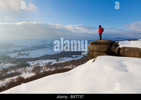 Wanderer im Schnee auf Froggatt Edge Derbyshire Peak District Nationalpark Kalver England GB Europa Stockfoto