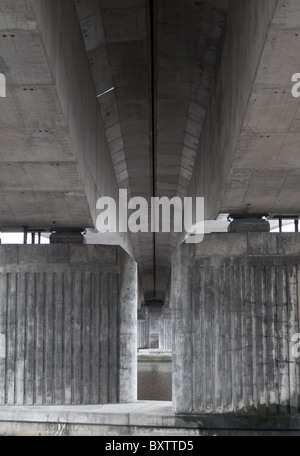 Die Unterseite der massiven Beton A1 Straßenbrücke, die den Fluss Tyne in Scotswood erstreckt. Stockfoto
