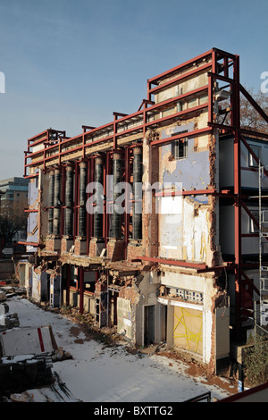 Fassade-Aufbewahrung.  Die Art-Deco-Fassade des ehemaligen Ealing ABC Kinos vor Sanierung zurückgehalten. Dez 2010 Stockfoto