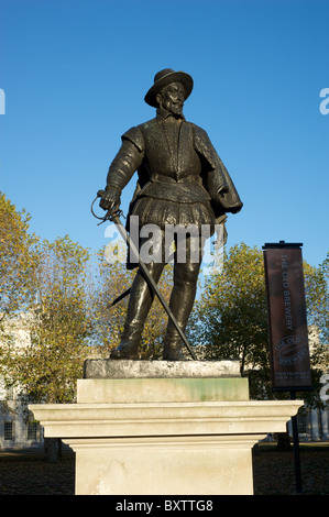 Statue von Sir Walter Raleigh in Greenwich, London, UK Stockfoto