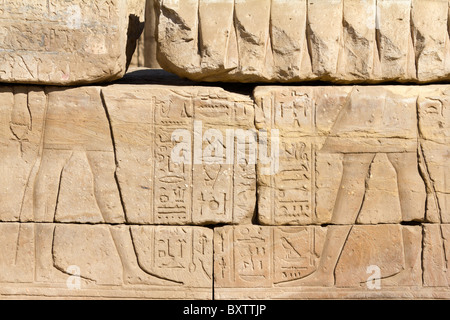 Edfu Tempel, Ägypten - durcheinander Steinen Stockfoto