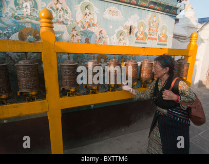 Tibetische Pilger dreht eine Gebetsmühle an der tibetisch-buddhistischen Stupa von Boudhanath in Kathmandu. Stockfoto