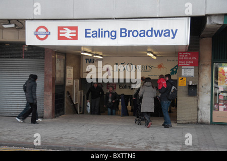 Eintritt in den Ealing Broadway London Underground und Hauptleitung Station, London. Dez 2010 Stockfoto