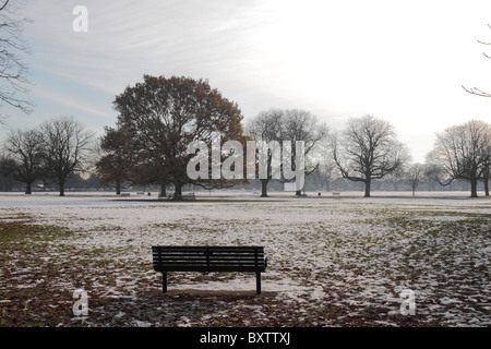 Blick über den Schnee bedeckt Walpole Park im Dezember 2010. Stockfoto