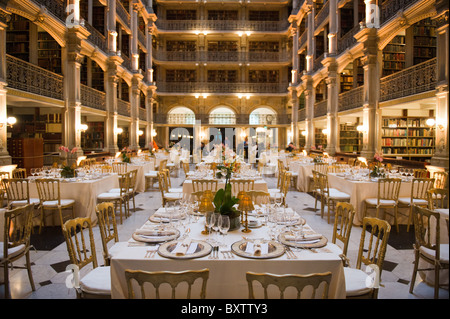 Legen Sie Einstellungen für das Abendessen am Peabody Bibliothek, Baltimore, MD Stockfoto