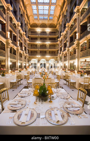 Legen Sie Einstellungen für das Abendessen am Peabody Bibliothek, Baltimore, MD Stockfoto