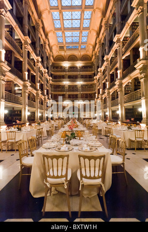 Legen Sie Einstellungen für das Abendessen am Peabody Bibliothek, Baltimore, MD Stockfoto