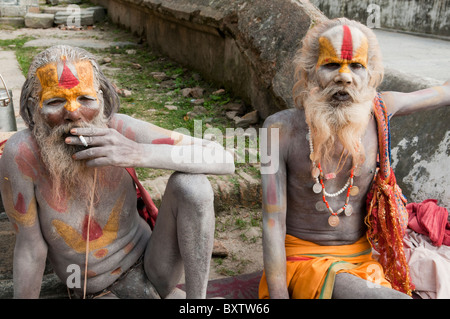 Porträt von Sadhus im Pashupatinath Tempel in Kathmandu, Nepal Stockfoto