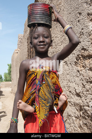 Junges Mädchen ein Baby auf dem Rücken tragen. Sirimou, Mali. Stockfoto