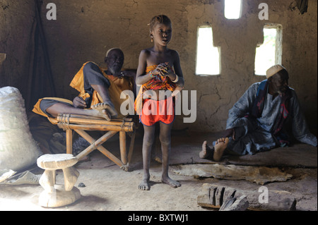 Junges Mädchen und zwei alte Männer in einem Schlamm-Haus in der Bozo Sirimou, in der Nähe von Djenné. Mali Stockfoto