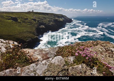 Blick von Tintagel Castle in Richtung der Kirche St Materiana auf Glebe Klippe, Cornwall, England Stockfoto