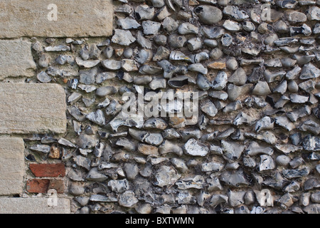 Feuerstein-Wand Konstruktionsdetail des alten Mildenhall Warrener Cottage in Thetford Forest, England. Stockfoto