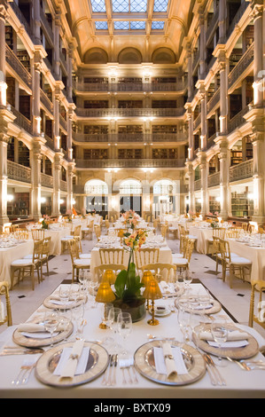 Legen Sie Einstellungen für das Abendessen am Peabody Bibliothek, Baltimore, MD Stockfoto