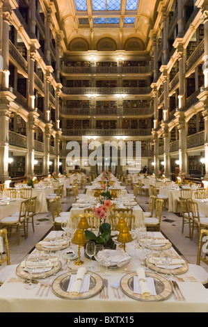 Legen Sie Einstellungen für das Abendessen am Peabody Bibliothek, Baltimore, MD Stockfoto