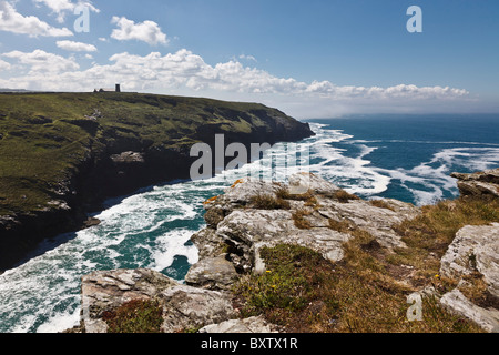 Blick von Tintagel Castle in Richtung der Kirche St Materiana auf Glebe Klippe, Cornwall, England Stockfoto