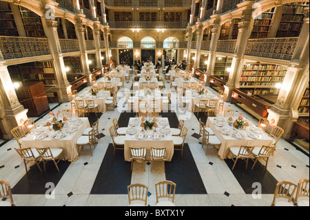 Legen Sie Einstellungen für das Abendessen am Peabody Bibliothek, Baltimore, MD Stockfoto