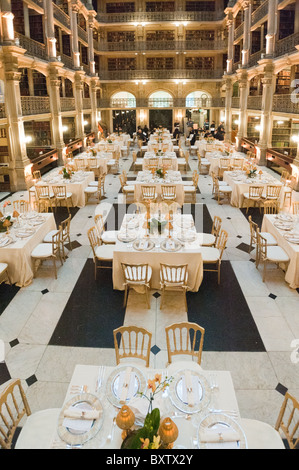 Legen Sie Einstellungen für das Abendessen am Peabody Bibliothek, Baltimore, MD Stockfoto