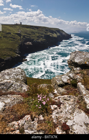 Blick von Tintagel Castle in Richtung der Kirche St Materiana auf Glebe Klippe, Cornwall, England Stockfoto