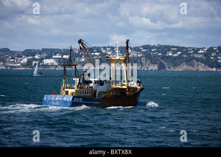 Ein BeamTrawler verlassen Hafen von Brixham, Devon Stockfoto