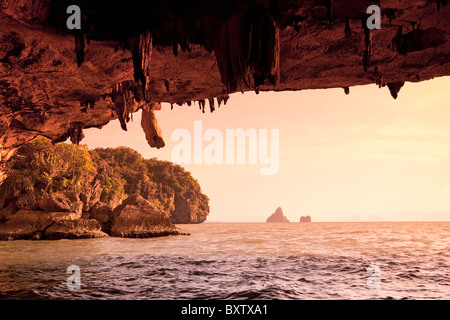 Cave on Ko Phing Kan 'James Bond Island' in 'man with the Golden Gun' Film, Phang-Nga Bay, Provinz Phang-Nga, Thailand, Südostasien Stockfoto