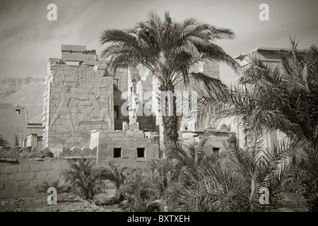 Schwarz / weiß Bild von The Migdol, hohes Tor im Tempel des Pharao Ramses III, Medinet Habu, West Bank, Luxor, Ägypten Stockfoto