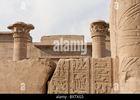 Das Tor von Ptolemäus VIII an der Leichenhalle Tempel des Pharao Ramses III, Medinet Habu, West Bank Luxor, Ägypten Stockfoto