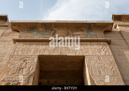 Das Tor von Ptolemäus VIII an der Leichenhalle Tempel des Pharao Ramses III, Medinet Habu, West Bank Luxor, Ägypten Stockfoto