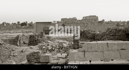 Schwarz / weiß Panorama geschossen aus Rückwände an den Pharao Ramses III, Medinet Habu, West Bank Luxor-Tempel, Ägypten Stockfoto