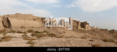 Panorama-Aufnahme der Umfassungsmauer an der Leichenhalle Tempel des Pharao Ramses III, Medinet Habu, West Bank Luxor, Ägypten Stockfoto