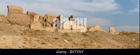 Panorama-Aufnahme der Umfassungsmauer an der Leichenhalle Tempel des Pharao Ramses III, Medinet Habu, West Bank Luxor, Ägypten Stockfoto