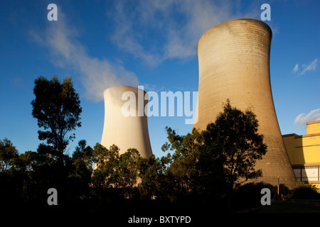 Australien, Victoria, Yallourn, Dampf steigt aus Kühltürmen bei Kohle-Tru Energie Kraftwerk am Sommerabend Stockfoto