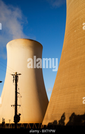 Australien, Victoria, Yallourn, Dampf steigt aus Kühltürmen bei Kohle-Tru Energie Kraftwerk am Sommerabend Stockfoto