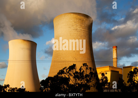 Australien, Victoria, Yallourn, Dampf steigt aus Kühltürmen bei Kohle-Tru Energie Kraftwerk am Sommerabend Stockfoto