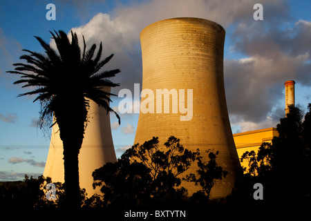 Australien, Victoria, Yallourn, Dampf steigt aus Kühltürmen bei Kohle-Tru Energie Kraftwerk am Sommerabend Stockfoto