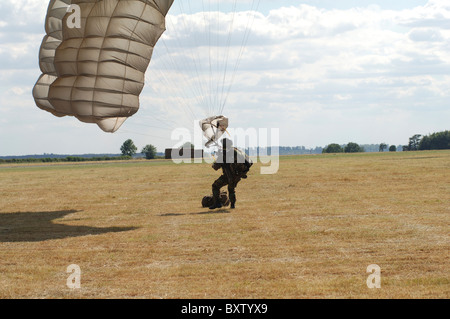 Mitglied der Pathfinder Platoon bricht seinen Fallschirm nach einem HALO-Sprung. Stockfoto