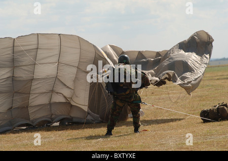 Mitglied der Pathfinder Platoon bricht seinen Fallschirm nach einem HALO-Sprung. Stockfoto