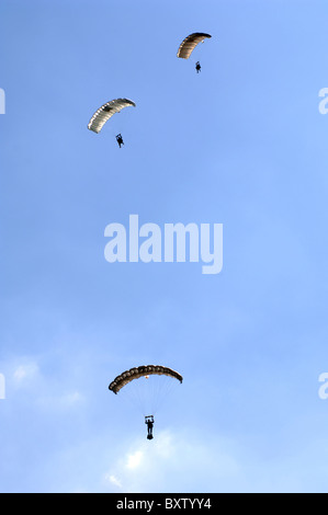 Fallschirmjäger aus dem Pathfinder Platoon Abstieg durch den Himmel. Stockfoto