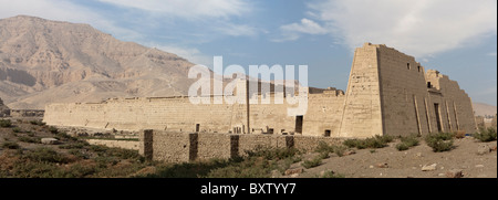 Panorama-Aufnahme des Denkmals Tempel des Pharao Ramses III, Medinet Habu, vor thebanischen Hills, West Bank, Luxor, Ägypten Stockfoto