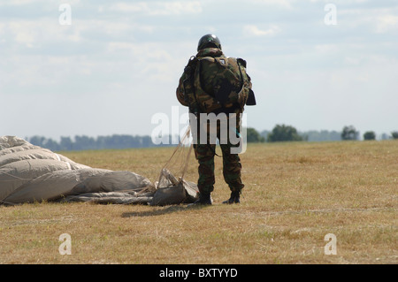 Mitglied der Pathfinder Platoon bricht seinen Fallschirm nach einem HALO-Sprung. Stockfoto