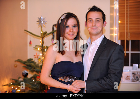Attraktives Paar männliche und weibliche verkleidet für eine Silvester-party Stockfoto
