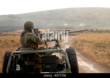 Mitglied der Pathfinder Platoon feuert ein schweres Maschinengewehr auf einem Land Rover. Stockfoto