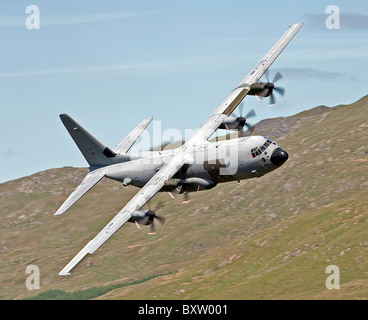 Eine C-130J Super Hercules niedrig fliegen über North Wales auf einem Übungsflug. Stockfoto