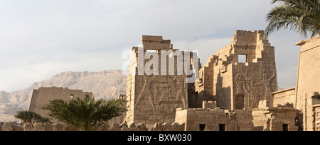 Panorama-Aufnahme von der Leichenhalle Tempel des Pharao Ramses III, Medinet Habu, vor thebanischen Hills, West Bank, Luxor, Ägypten Stockfoto