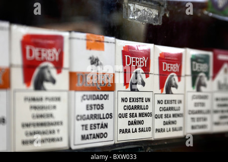 Zigarettenpackungen verschiedener Marken zum Verkauf mit Gesundheitswarnungen in spanischer Sprache, Bolivien Stockfoto