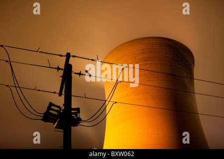 Australien-Victoria Yallourn Zeit Belichtung Stromleitungen vor Dampf Entlüftung aus Kühltürmen bei kohlebefeuerten Tru Energy Stockfoto