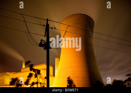 Australien-Victoria Yallourn Zeit Belichtung Stromleitungen vor Dampf Entlüftung aus Kühltürmen bei kohlebefeuerten Tru Energy Stockfoto