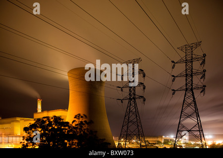 Australien, Victoria, Yallourn, Zeit der Exposition der Tru Energie Kohle-Kraftwerk und Hochspannungsleitungen in der Nacht Stockfoto