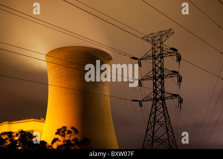 Australien, Victoria, Yallourn, Zeit der Exposition der Tru Energie Kohle-Kraftwerk und Hochspannungsleitungen in der Nacht Stockfoto