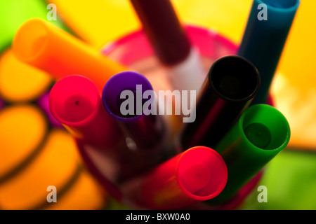 Waschbare Filzstift Stifte in einem Kinder-Stift-Topf bereit für die Färbung in Stockfoto